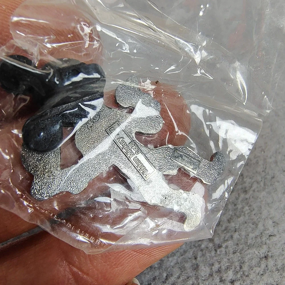Disney‎ Hidden Mickey Pin Haunted Mansion EZRA Skeleton Hitchhiker 2007 New